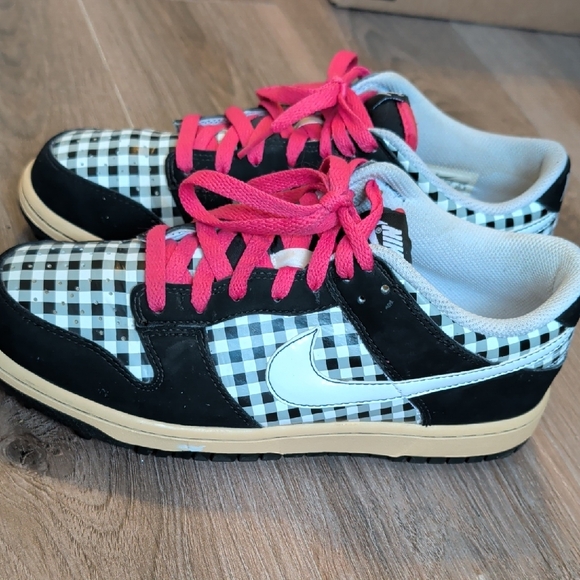 Nike Black and White Checkered Golf Shoes with Pink Accents - Picture 4 of 6